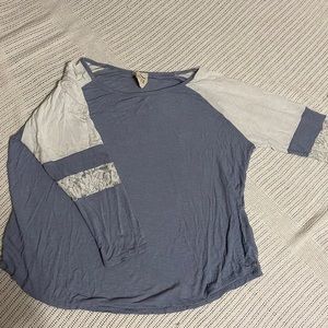 3/4 Sleeve long sleeve shirt. Size medium. Lightly used.